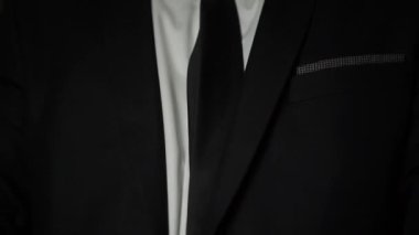 Genç adam Klasik takım siyah ceket koymak