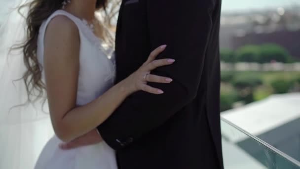 Preciosa pareja de boda abrazándose en un techo — Vídeos de Stock