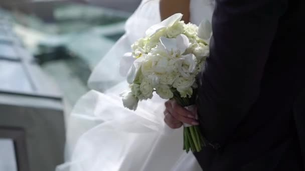 Charmant couple de mariage embrassant sur un toit — Video