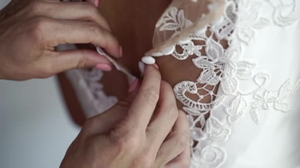 Ung kvinna som bär brudklänning — Stockvideo