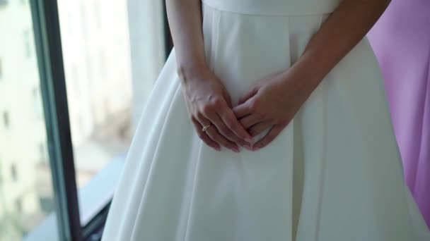 Giovane donna che indossa abito da sposa — Video Stock