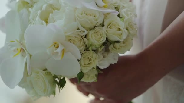 Braut hält Strauß mit weißen Rosenblüten — Stockvideo