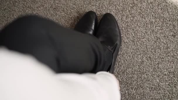 Man zwarte lederen schoenen zetten — Stockvideo