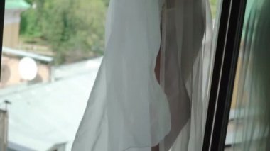 Pencere poz ve bodouir elbisesini sallayarak beyaz iç çamaşırı Genç güçlü kadın