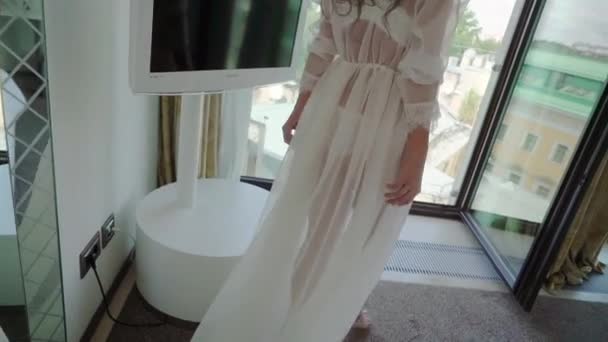 Joven mujer hermosa fuerte caminando en el dormitorio en lencería — Vídeo de stock