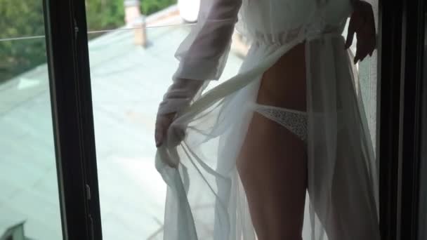 Silná dívka v bílém prádle představují okna a mával šaty bodouir — Stock video