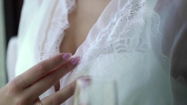 Молодая красивая женщина в нижнем белье трогает свою грудь и ожерелье — стоковое видео