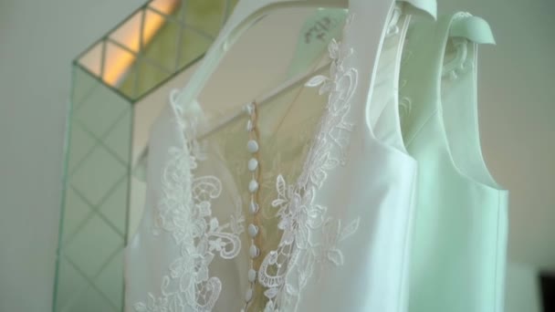 Gaun pernikahan di cermin di kamar tidur hotel mewah — Stok Video