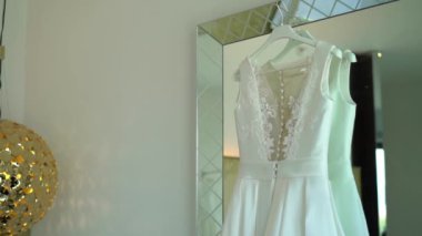 Gelinlik üzerinde lüks otel odasına aynaya