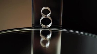 İki Alyans ayna arka planda - toplam dört yansıma ile