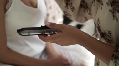 Kozmetik için profesyonel makyaj fırça kullanarak belirtelim. Modeli veya gelin genç kadın için hazırlık