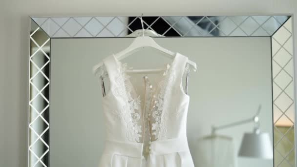 Свадебное платье на зеркале в спальне в роскошном отеле — стоковое видео