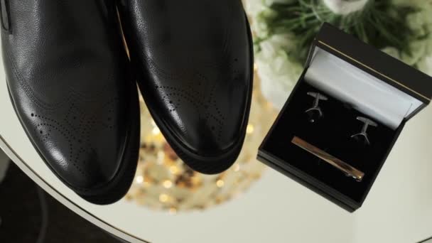 Zapatos y gemelos clásicos de cuero negro para hombre — Vídeos de Stock