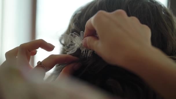 Friseur richtet Brosche für Frauenhaare ein — Stockvideo