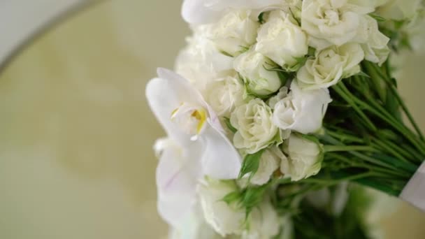 Bouquet da sposa di rose bianche — Video Stock