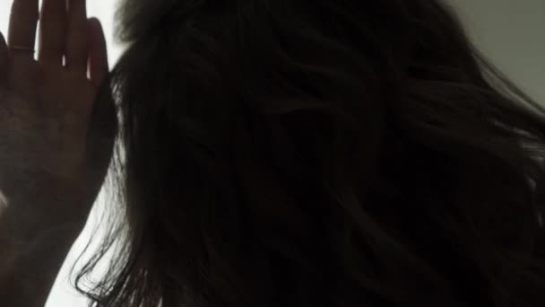 Mulher usando spray de cabelo para fixar o cabelo — Vídeo de Stock