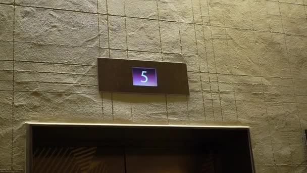 Asansör yukarı ve aşağı gidiş üzerinde fllors — Stok video