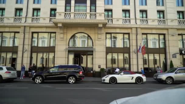 Sankt-Petersburg, Ryssland-4 augusti 2018: Lyxbilar nära hotellbyggnaden — Stockvideo