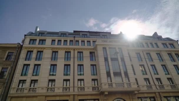Luxury hotel bangunan di kota — Stok Video