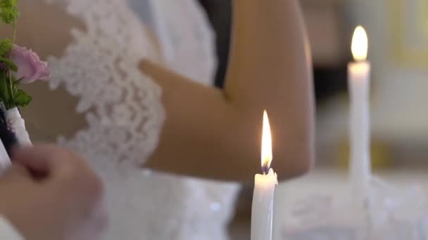 Νύφης Και Του Γαμπρού Κρατώντας Κεριά Στην Εκκλησία Στην Τελετή — Αρχείο Βίντεο