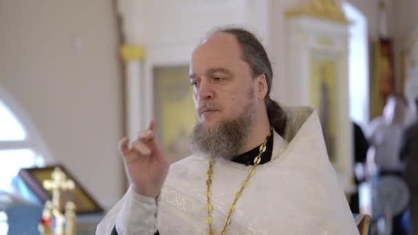 Saint-Petersburg, Rusya-20 Temmuz 2018: rahip İncil kitap kilisede dua — Stok video