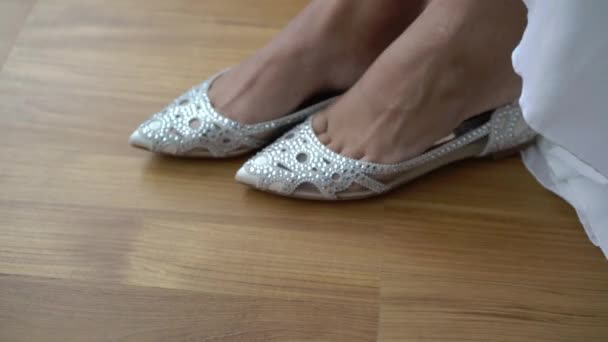 Novia usando zapatos de boda nupcial — Vídeos de Stock