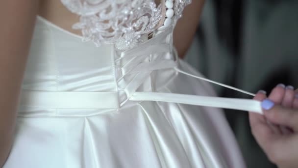 Ung Kvinna Som Bär Brudklänning Bröllopsdagen — Stockvideo