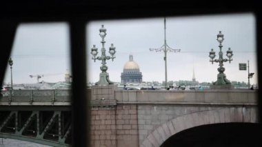 Saint-Petersburg, Rusya-20 Temmuz 2018: Avrupa bir şehirde köprüde yürürken insanlar
