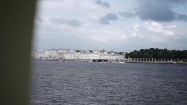 Yolcu gemileri ve bulutlu gün şehir nehire nehir tramvay