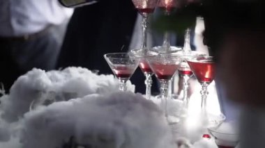 Şarap dökme insanlar Gözlük şampanya ile piramit