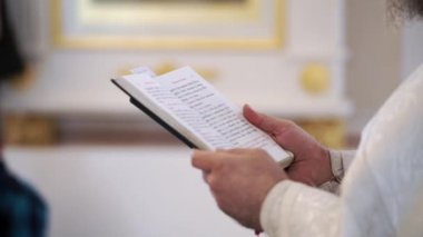 Rahip İncil kitap kilisede dua