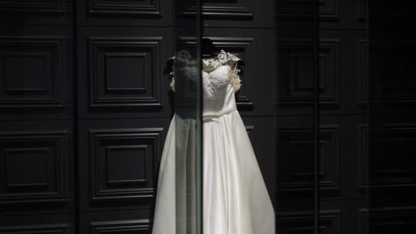 Robe de mariée blanche sur mur sombre avec reflets dans les miroirs — Video