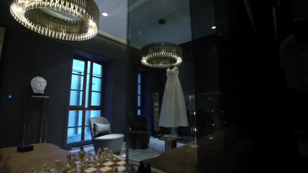 Şömine Lüks Otel iç yakınındaki gelin gelinlik beyaz — Stok video