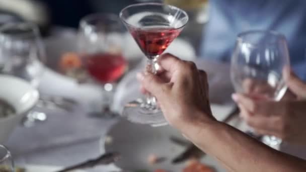 Les gens cliquetis de lunettes à la fête à la table — Video