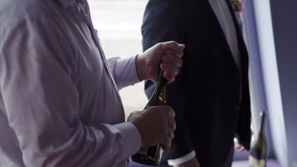 Mann öffnet Flasche Champagner — Stockvideo