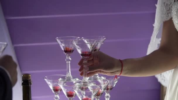 Pessoas derramando vinho para pirâmide de copos com champanhe — Vídeo de Stock