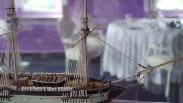 Model van oude zeil schip onder het glas — Stockvideo