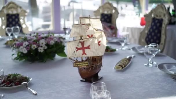 Model of old sail ship on a table in restaurant — Stock Video