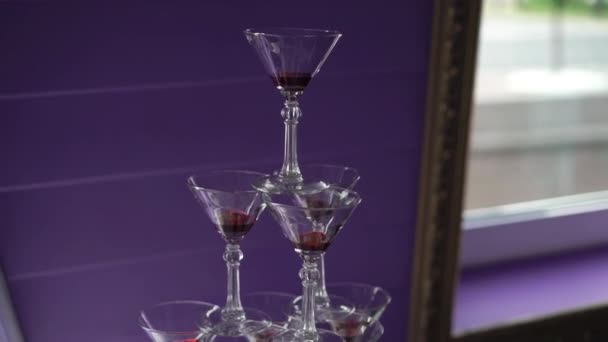 Pyramide tour de verres pour champagne à la fête dans le restaurant à l'intérieur — Video