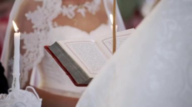 Rahip İncil kitap kilisede dua