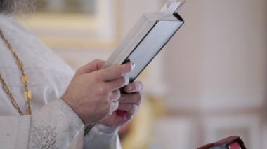 Rahip İncil kitap kilisede dua
