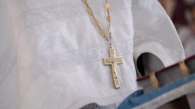Rahip ile dua kilisede göğsünde çapraz