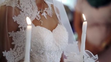 Gelin ve damat töreninde kilisede mum tutan