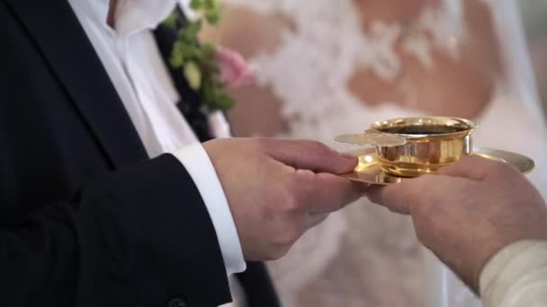 Νύφη Και Γαμπρός Πόσιμο Cahors Στην Εκκλησία Γαμήλια Τελετή Του — Αρχείο Βίντεο