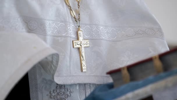 Священник молится с крестом на груди в церкви — стоковое видео