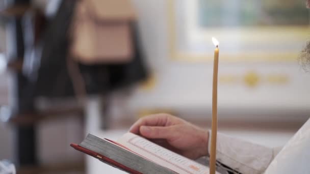 Sacerdote orando com livro bíblico na igreja — Vídeo de Stock