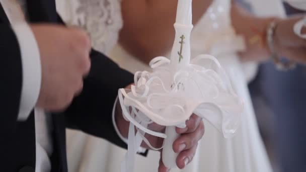 신부와 신랑 결혼식에 교회에 촛불을 들고 — 비디오
