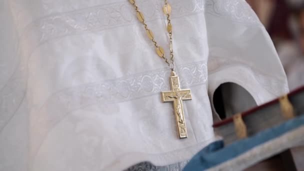 Sacerdote rezando con cruz en el pecho en la iglesia — Vídeos de Stock