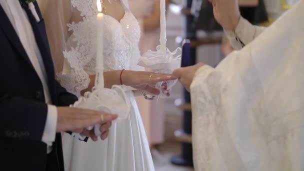 結婚式で教会で祈る司祭、新婚者のためリングに置く — ストック動画