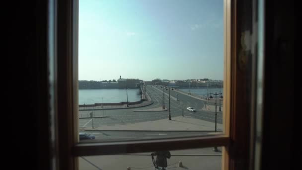 Uitzicht op de stad vanuit venster op brug, Dijk en rivier — Stockvideo